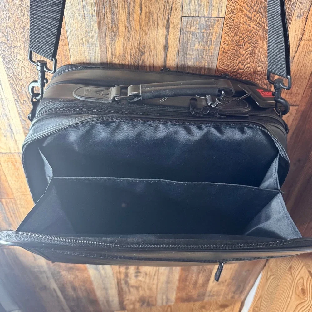 Targus Black Leather Laptop Bag Briefcase Messenger Shoulder Strap‎ Travel